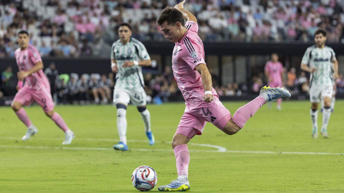 kaufsports's tweet image. ⚽️🇦🇷 Facundo Mura’s rise from rural Argentina to Lionel Messi’s Inter Miami teammate. Plus, F1 driver Colapinto meets Messi, and Miami vs Orlando City stadium festivities. 
miamiherald.com/sports/mls/int…
@MiamiHerald @HeraldSports #Messi #InterMiami #MLS #F1