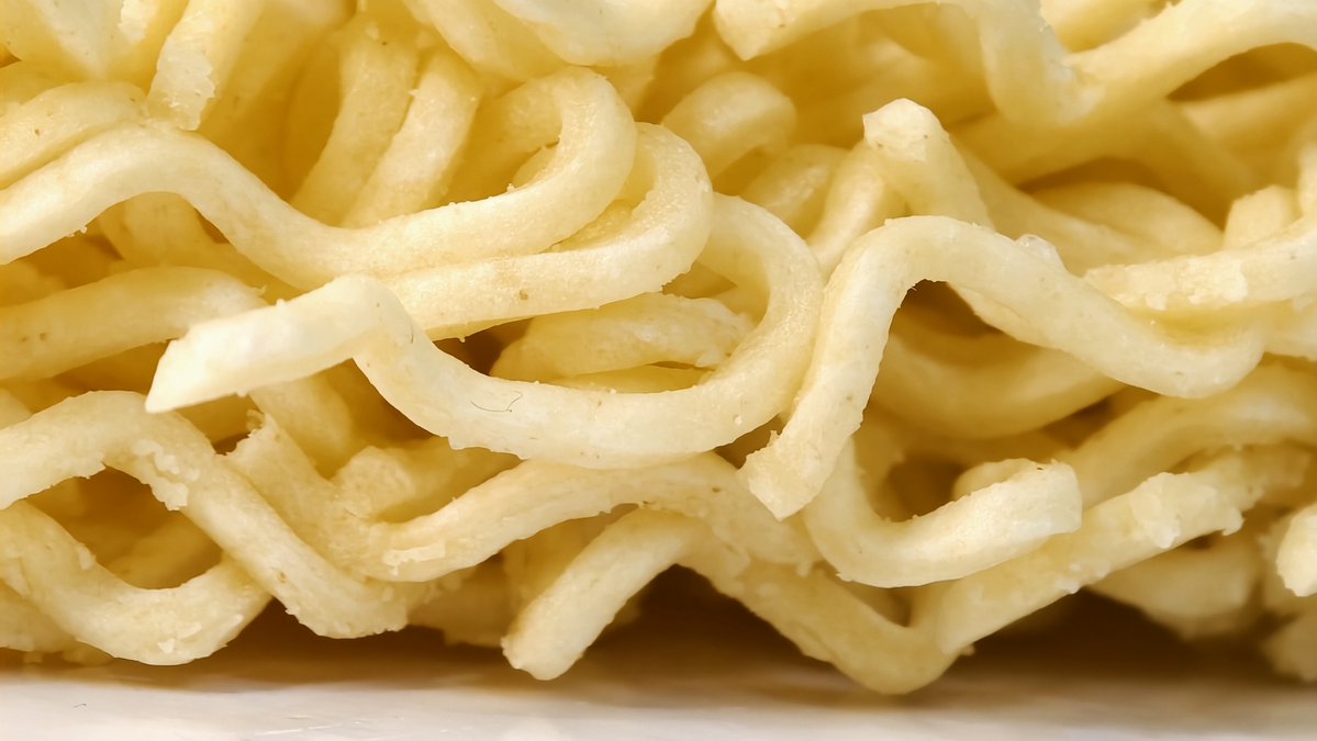 macroworld4k's tweet image. The satisfying curves of a quick snack... Macro makes even dry noodles look like a golden maze.
#noodles #macro #asmr #texture