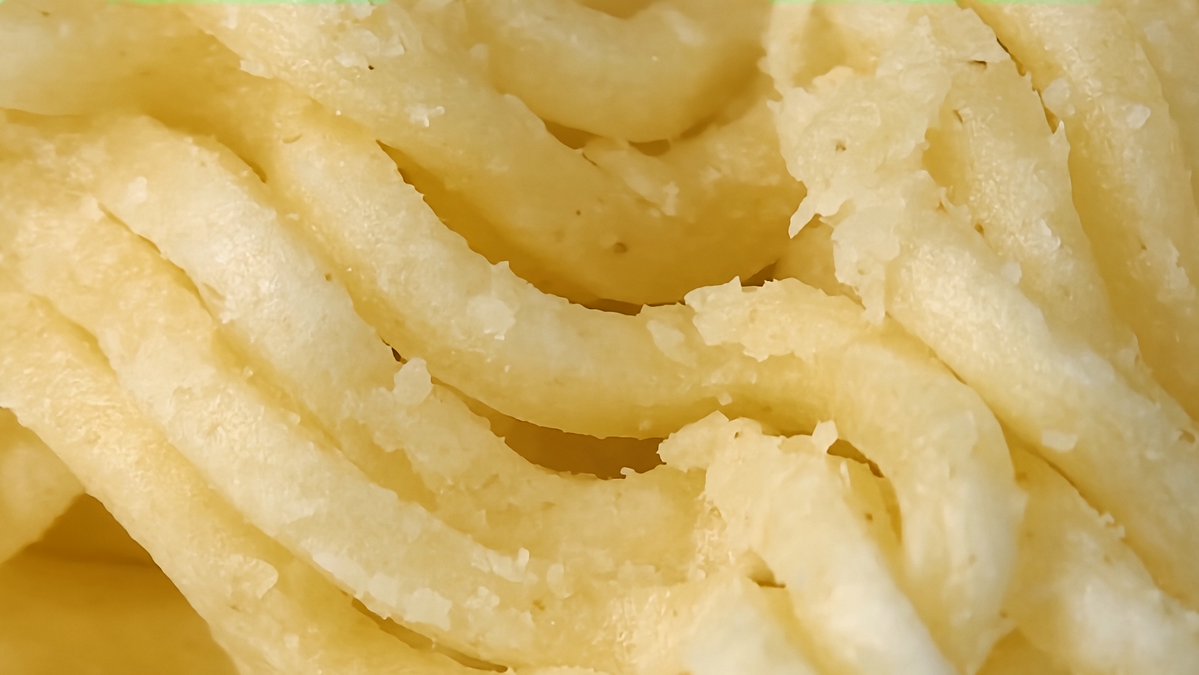 macroworld4k's tweet image. The satisfying curves of a quick snack... Macro makes even dry noodles look like a golden maze.
#noodles #macro #asmr #texture