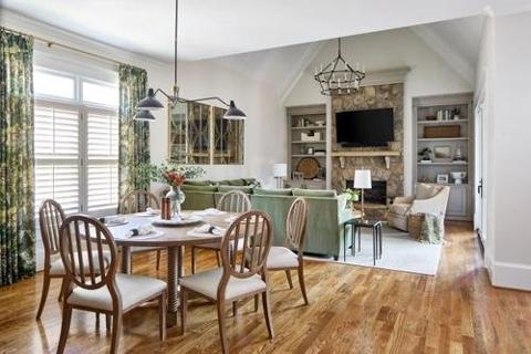 Designers help an Atlanta-area couple find their personal style with color, texture and lively wallpapers tinybfs.com/t/0Bqtua