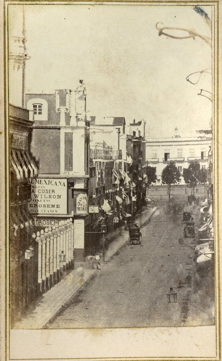 Cuauhtemoc_1521's tweet photo. Fotografía inédita en redes sociales! Se trata de la primera y segunda calle de San Francisco durante el Segundo Imperio encabezado por Maximiliano, fotografiada entre 1864-1867. Noten al fondo el Palacio Imperial, así como los árboles que decoran el zócalo, así como los faroles que daban iluminación durante la noche. Por esta calle entró Carlota y Maximiliano el 12 de junio de 1864! Desconozco el fotógrafo que realizó esta instantánea.
La retoque, la mejoré con IA