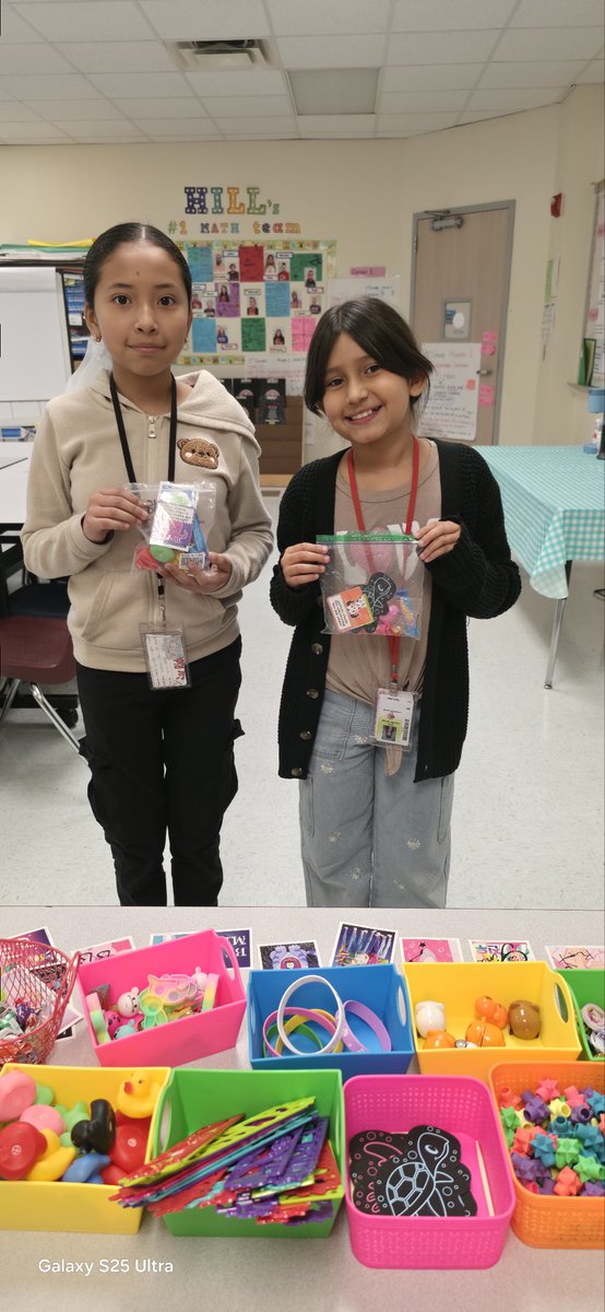 o_cabrera3's tweet photo. our students enjoyed JiJi's Tiendita, redeeming their STAAR prep money😁💲💵 and yes, they got a freebie! 😅👌 @JeanaMAdams @HillHawksES @icoach_Walker @UgaldeY5 @EdithMoral94112 https://t.co/vQUIKDIX7m