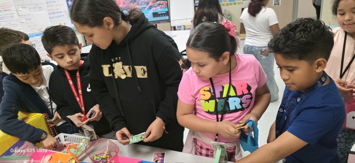 o_cabrera3's tweet photo. our students enjoyed JiJi's Tiendita, redeeming their STAAR prep money😁💲💵 and yes, they got a freebie! 😅👌 @JeanaMAdams @HillHawksES @icoach_Walker @UgaldeY5 @EdithMoral94112 https://t.co/vQUIKDIX7m
