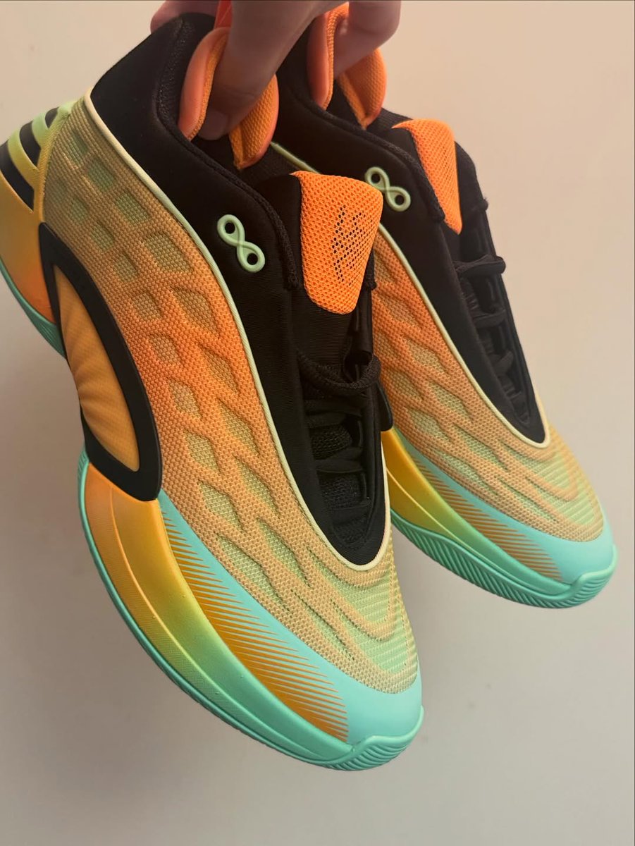 JustFreshKicks tweet media
