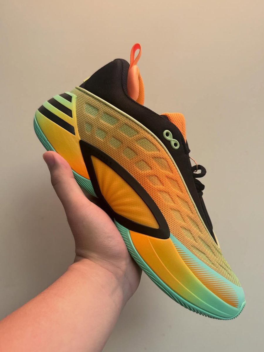 JustFreshKicks tweet media