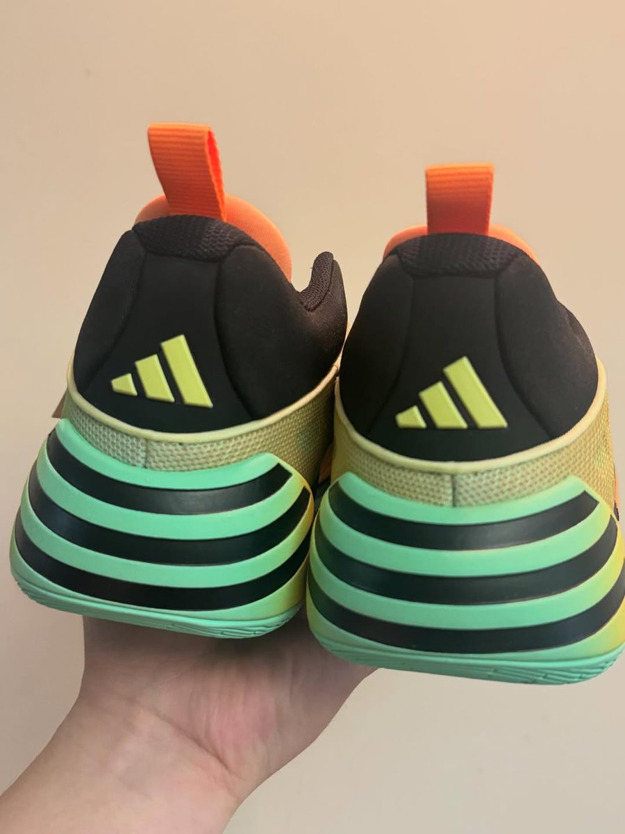 JustFreshKicks tweet media