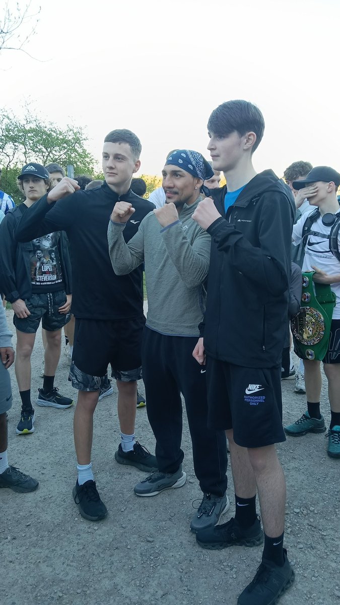 MarcellDent's tweet photo. Not enough is getting said about how much @daltonsmith08 gives back to the fans. He also brought a friend to his run tonight @TeofimoLopez who spent a fair bit of his time giving advice taking pictures and signing things #topblokes https://t.co/sq8LRMZ2tR