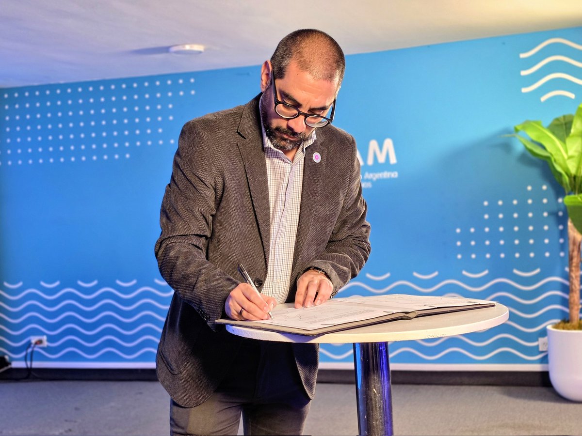 rodrigo_arist's tweet photo. Hoy estuve en la Federación Argentina de Municipios, acompañando a ministros e intendentes de toda la provincia en un reclamo que consideramos justo y necesario: que el Estado Nacional cumpla con los compromisos asumidos y envíe los recursos que le corresponden a la Provincia y a los municipios.

No se trata de una discusión política, sino de fondos que impactan directamente en la vida cotidiana de nuestros vecinos: obras, salud, educación, alimentos y servicios esenciales.

Cuando esos recursos no llegan, quienes terminan pagando las consecuencias son nuestras comunidades.

Vamos a seguir defendiendo lo que le corresponde a Coronel Rosales, trabajando con responsabilidad y poniendo siempre por delante a nuestros vecinos.