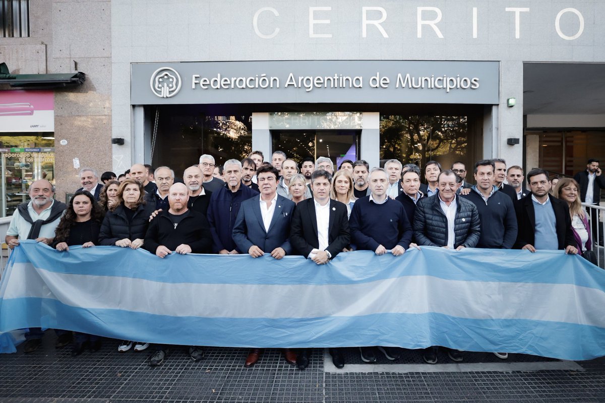 Hoy estuve en la Federación Argentina de Municipios, acompañando a ministros e intendentes de toda la provincia en un reclamo que consideramos justo y necesario: que el Estado Nacional cumpla con los compromisos asumidos y envíe los recursos que le corresponden a la Provincia y a