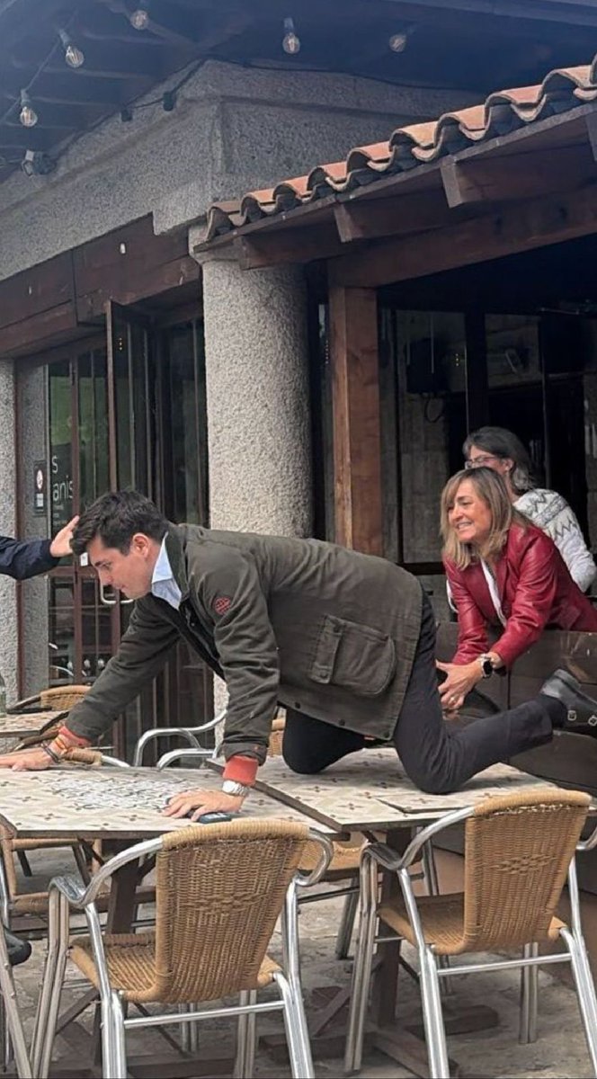 Se llama María José Álvarez Mezquiriz.
Ésta fascista es presidenta del grupo EULEN dónde la hermana de Feijoo es directiva financió con más d 680.000€, a éste acosador activista.