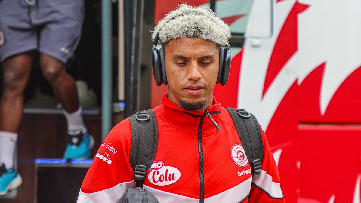 Lorenz_KO's tweet photo. 𝗕𝗮𝗿𝗸𝗲𝗿 𝗪𝗶𝗻𝘀 𝗙𝗶𝗿𝘀𝘁 𝗧𝗿𝗼𝗽𝗵𝘆 𝗪𝗶𝘁𝗵 𝗦𝗶𝗺𝗯𝗮 🦁🇿🇦

Simba SC have secured The Union Cup with a 1-0 win over fierce rivals Young Africans. 

Steve Barker becomes first coach to win the #KariakooDerby for the club in over three years. 

#NguvuMoja https://t.co/rA10ZimNEz