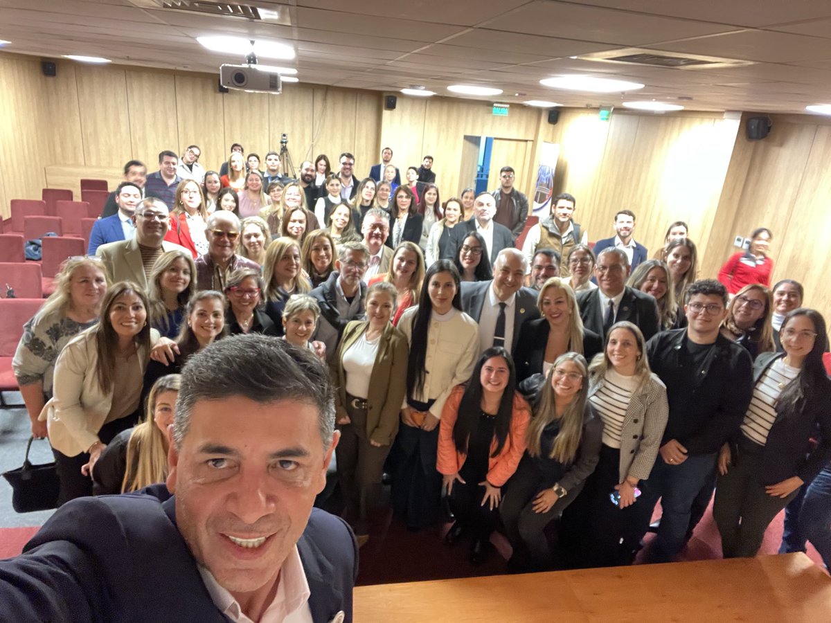 Victor_Rios_O's tweet photo. Hermoso cierre del ciclo en Asunción de la Especialización en Razonamiento Probatorio con presencia de los Dres Gerardo Bobadilla y Gustavo Miranda, Pte y Vice del CM. Además el Dr Isabelino, Dtor de la Esc Judicial, Dora  y Marcos en logística. Los/as alumnos/as excelentes. https://t.co/YK8dqgyaYh