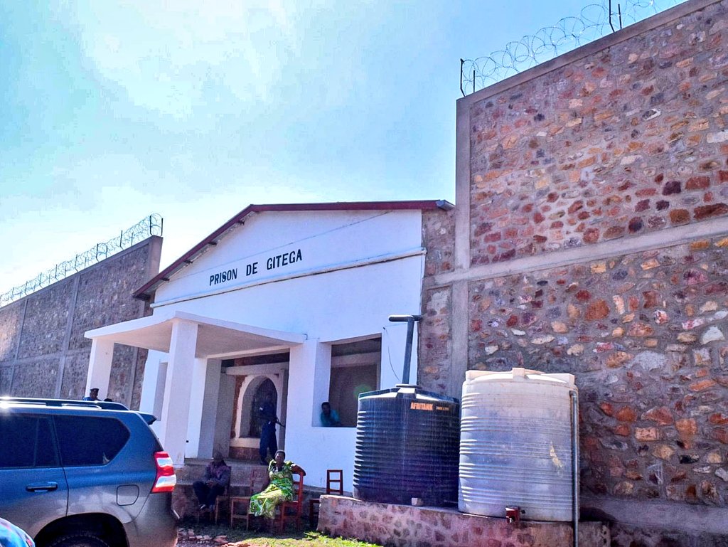 Gitega's tweet photo. Ce mercredi le 29/4/2026, les autorités provinciales de @Gitega, en collaboration avec le Forum des Femmes de la province et la Direction Provinciale des Droits de la Personne Humaine et du Genre (#DPDPHG), ont rendu visite aux femmes incarcérées à la prison centrale de #Gitega. https://t.co/c7R8uClfID