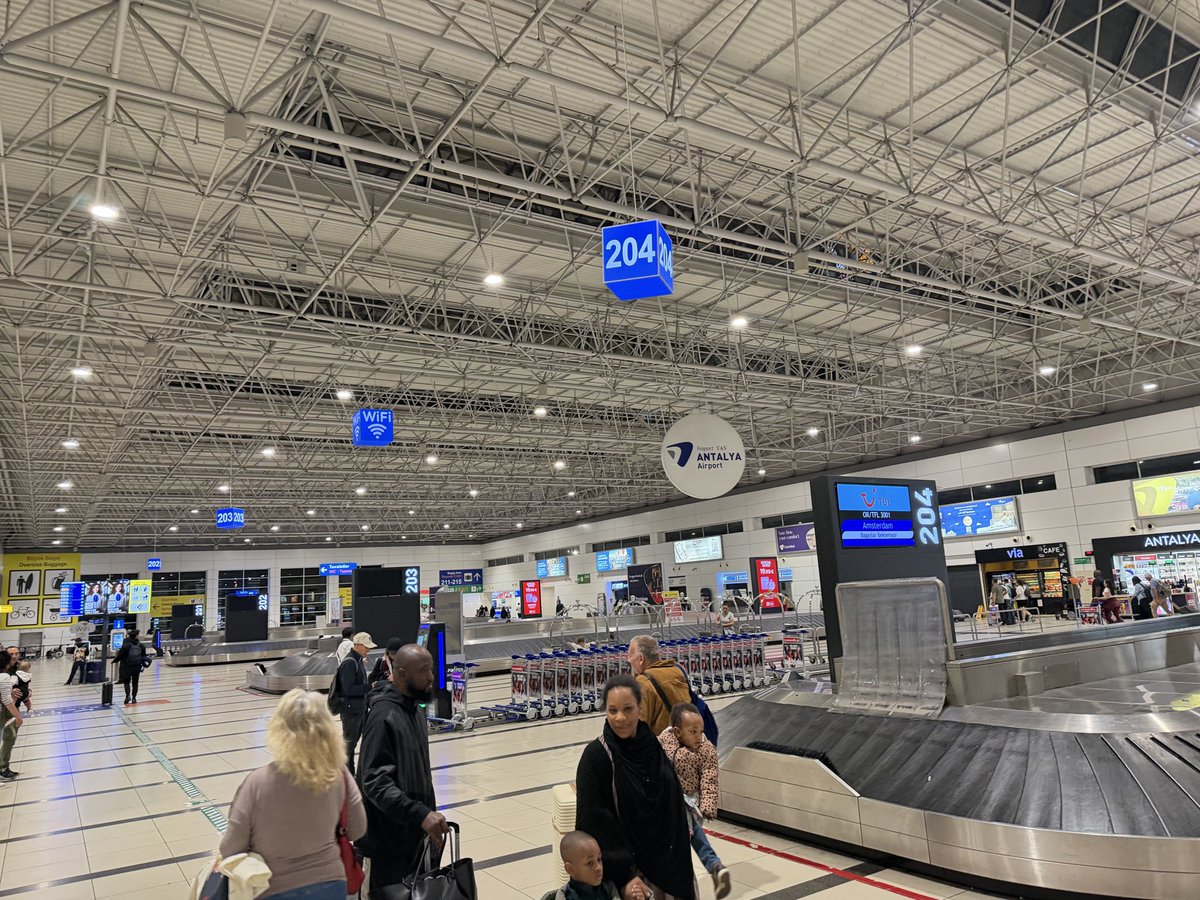 mudurant's tweet photo. Tam 9 tane bant boşken neden 5 uçağın yolcularını aynı bant’a yönlendiriyorsunuz!!!??? @antalya_airport https://t.co/DoPG4YwvqB