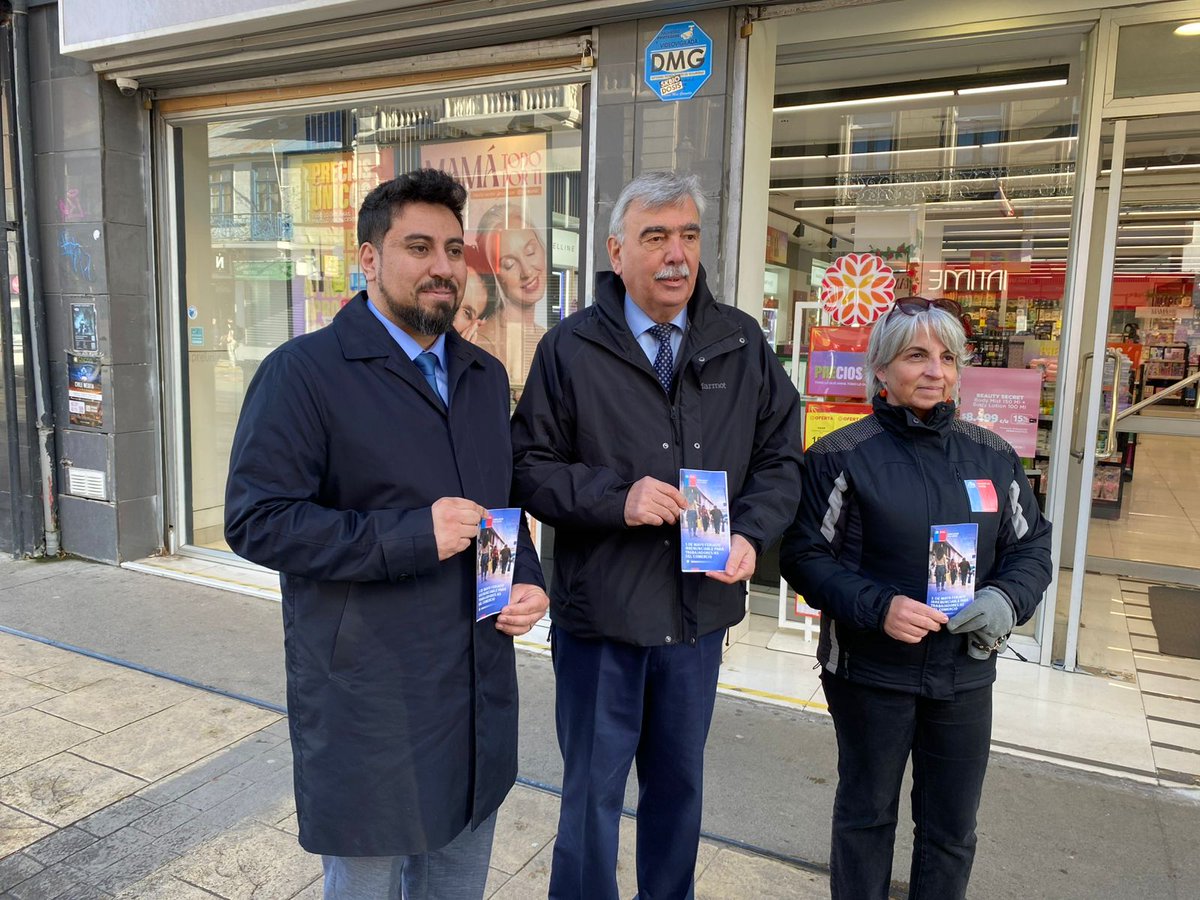 El director regional del Trabajo, Carlo Gorziglia, junto al seremi del Trabajo y Previsión Social, José Miguel Salas, y la coordinadora inspectiva, Trinidad Vera, difundieron la normativa del feriado irrenunciable correspondiente a este 1 de mayo.