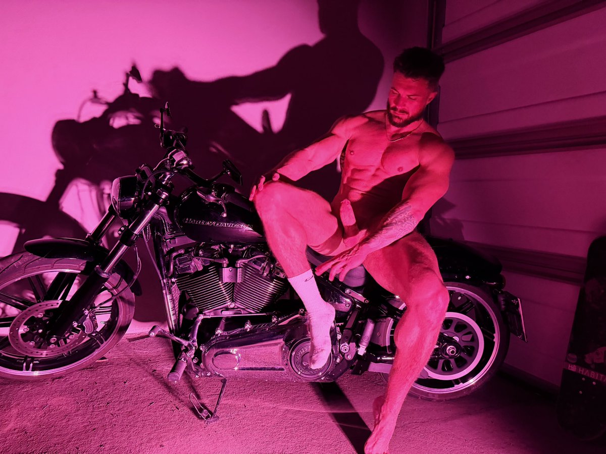 curvedkingX tweet media