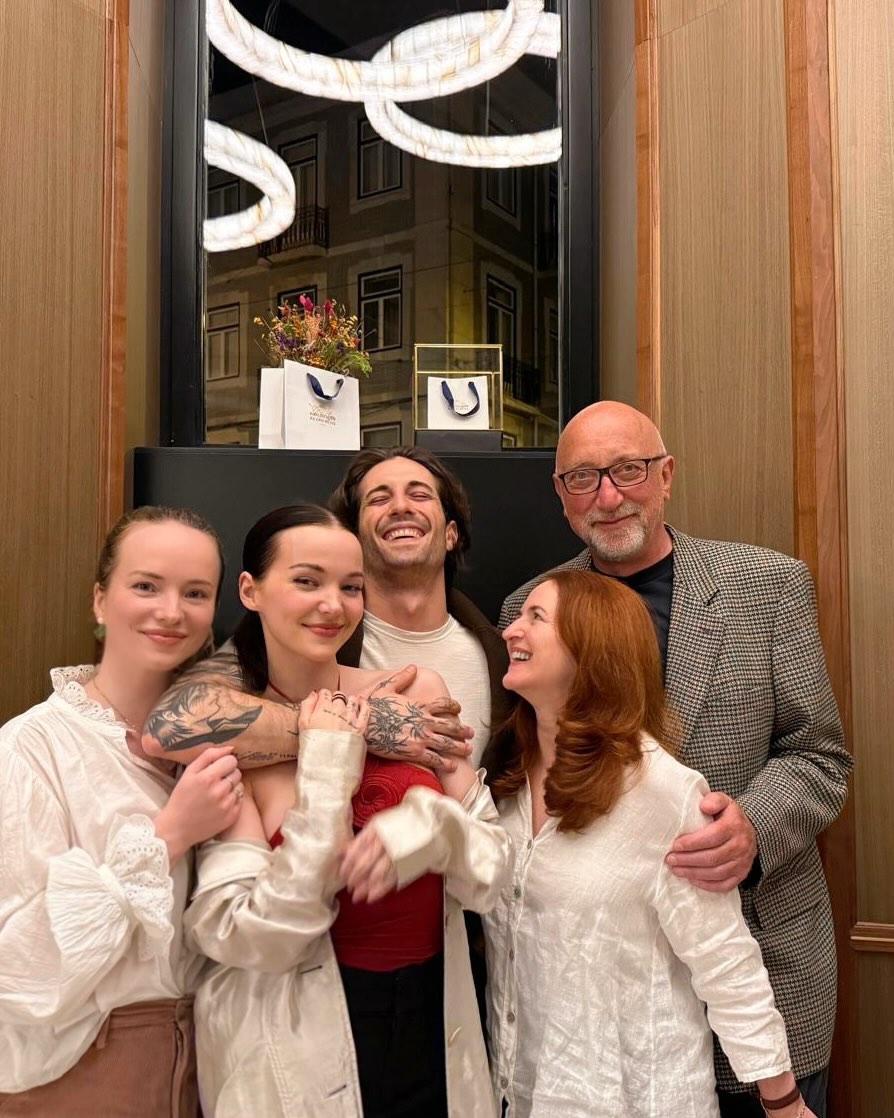 Redhead_Naya's tweet photo. Damiano with Dove's family 😭😭😭😭😭 https://t.co/iQHydAUMUd