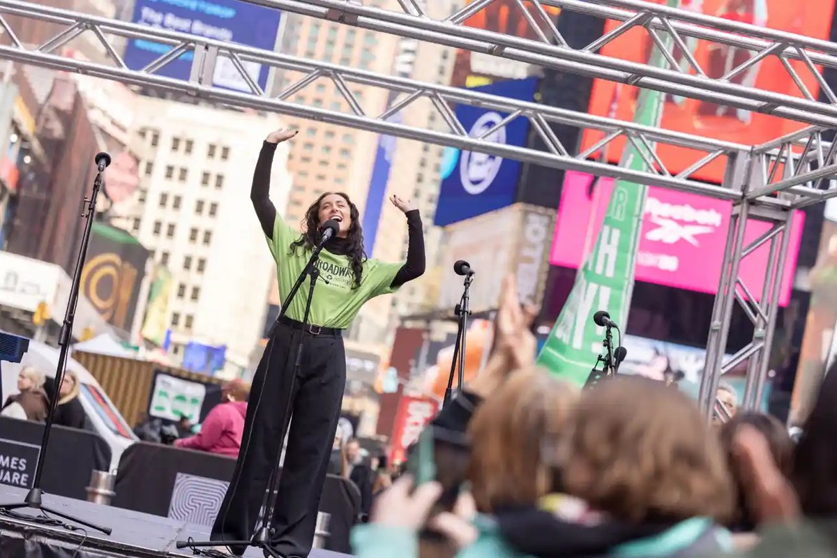 EcoPlum's tweet image. In Dede's Green Scene this month, don't miss the beat! Broadway Celebrates Earth Day Concert was live last Sat. in Times Sq #NYC--hosted by @BroadwayGreen. Read up/watch stellar performances by 100+ of theater's best here: 
ecoplum.com/blogs/dedes-gr…
#sustainability #eco
