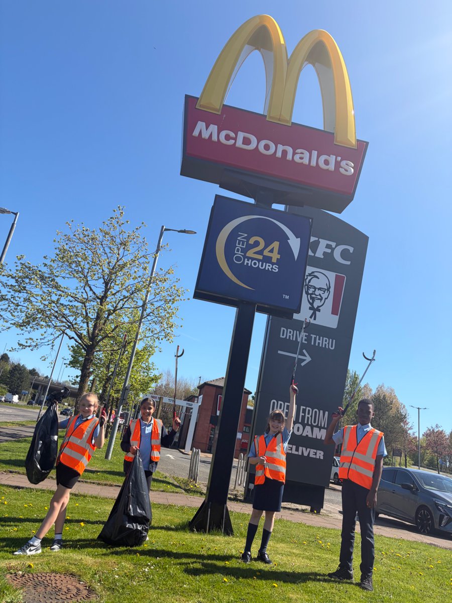 StBernardsPS's tweet photo. Members of the Laudato Si/Eco Enforcers Pupil Action Team visited our local @McDonalds this afternoon for a litter pick ๐ฏ Thank you to the friendly staff who gave us a treat for working so hard ๐๐ฆ๐ #worldwednesdayslitter #ecoschool #laudatosi https://t.co/VPzAqpoehT