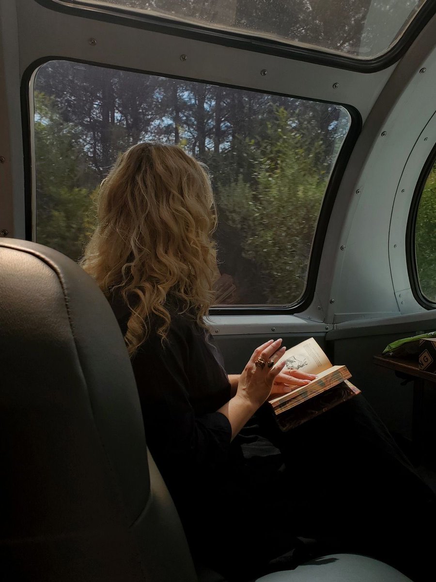 IanCallaway352's tweet image. As #OscarWilde said, one should always have something sensational to read on the train. #Books #reading. RT @BookTasters.