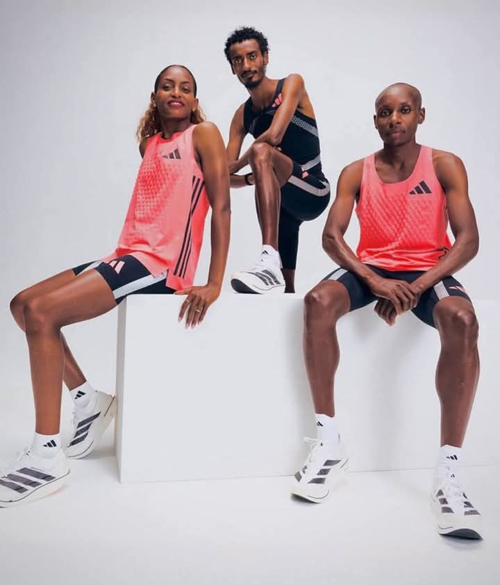 Sabastian Sawe y Yomif Kejelcha bajaron de las dos horas en el Maratón de Londres y Tigist Assefa batió el récord mundial femenino de maratón en dicha carrera, corriendo con unas zapatillas Adidas Adizero Adios Pro Evo 3 que valen 500 euros y pesan 97 gramos solamente.