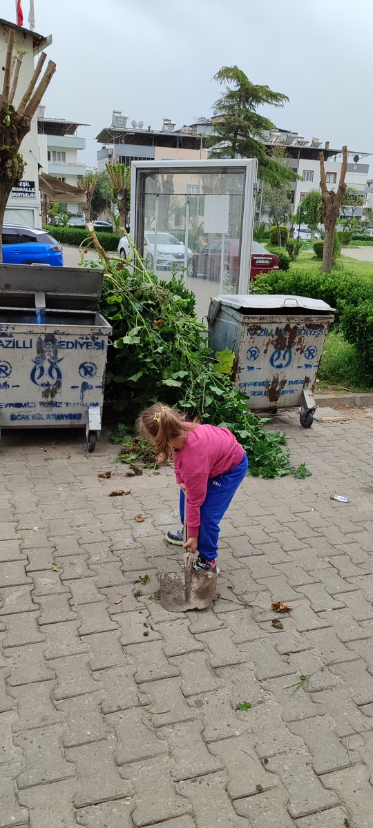 MiniKumbara's tweet photo. Hep yan gelip yatmak olmaz 😄

Bugün eczanenin mini bahçesinde
büyüyen yabani otları temizledik ��
Hep borsada yatırım yok…
biraz da anı yaşayıp hayatı öğreniyoruz.
#bist100 #Borsaİstanbul #temettü #birikim #FinansalOkuryazarlık #YatırımYolculuğum #ZeynepGüneşYazıyor https://t.co/3fqM8zrF7y