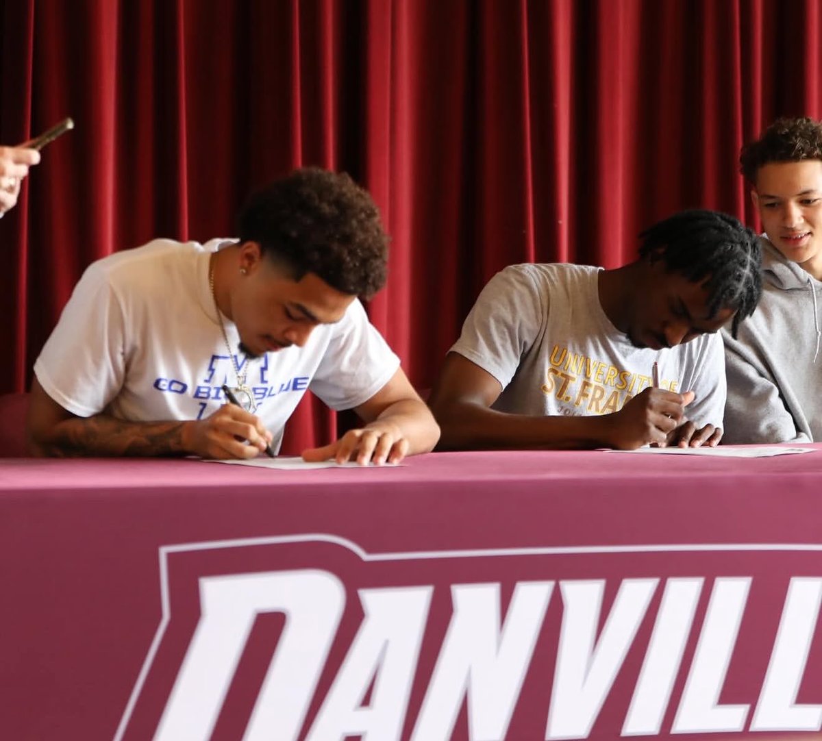 DHSVikings118's tweet photo. Next stop ✅✍🏾

Congratulations to Aidan Henderson and Kaden Vance on signing to compete at the next level!

Aidan Henderson ➡️ Football at the University of Saint Francis (IL)

Kaden Vance ➡️ Track &amp; Field at Millikin University

@ngpreps @chaddare @WCIA3 https://t.co/3uNgKo3W1b