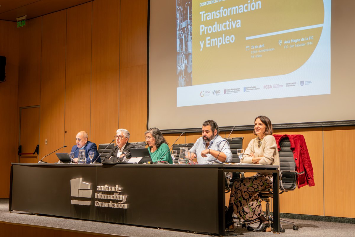 FCEA_UdelaR's tweet photo. 🗨️ Compartimos las imágenes de la Conferencia Internacional 𝙏𝙧𝙖𝙣𝙨𝙛𝙤𝙧𝙢𝙖𝙘𝙞𝙤́𝙣 𝙋𝙧𝙤𝙙𝙪𝙘𝙩𝙞𝙫𝙖 𝙮 𝙀𝙢𝙥𝙡𝙚𝙤, llevada a cabo en el Aula Magna de @FicUdelar, organizada por @CINVE_uy , el @deFCEA y @phes_uy de @fcsudelar.

📸 https://t.co/uzRbN6uTrP https://t.co/RBJEtg9VTh