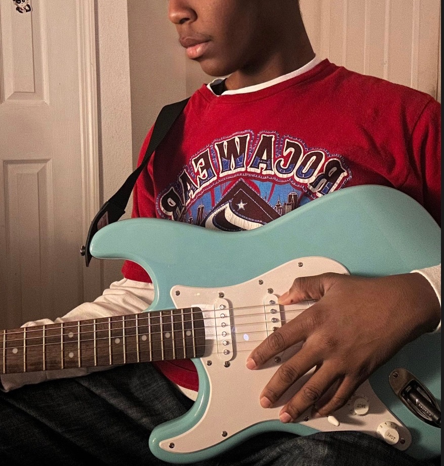 Deftonesbliss's tweet photo. Because of my two new jobs, I’ve had a lot more time to practice with my guitar lately😅 https://t.co/xSoDHJ5XuL
