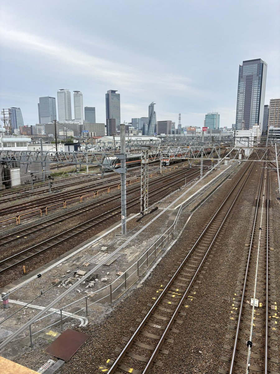 Zokon883's tweet photo. 昨日の名古屋駅(名駅)ウォーキング🚶

#向野橋から撮影
#名古屋駅高層ビル群
#名古屋車両区
#ナナちゃん人形はデカい https://t.co/4xhFZYWEMg