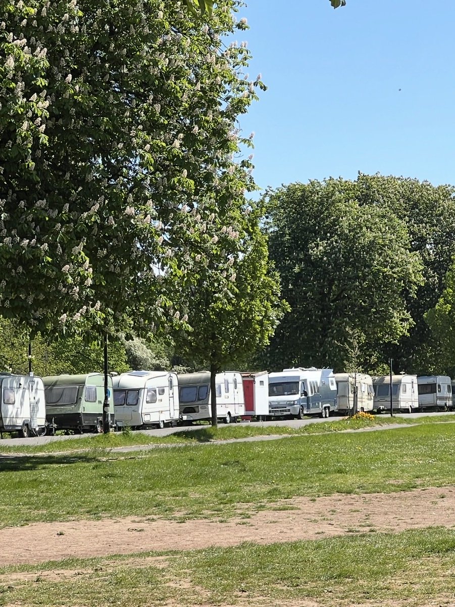 chilternbear11's tweet image. Hopefully they can confiscate all these caravans full of the workshy parked on the Downs in #Bristol too :