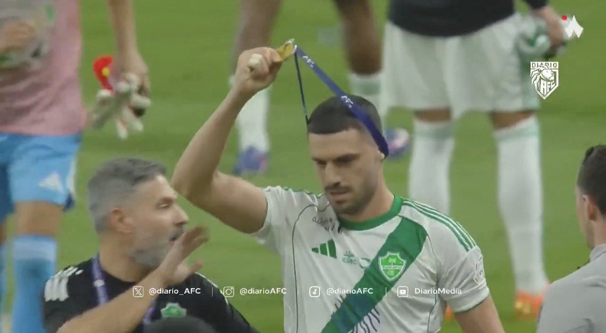 mmajod's tweet photo. ديميراله 🤣🤣  #النصر_الاهلي https://t.co/2Mj8Nve3kk
