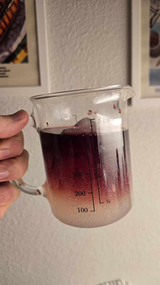 Luchisimoo's tweet image. Llegué deshidratado de entrenar y me hice medio litro de tinto de verano. #Choices