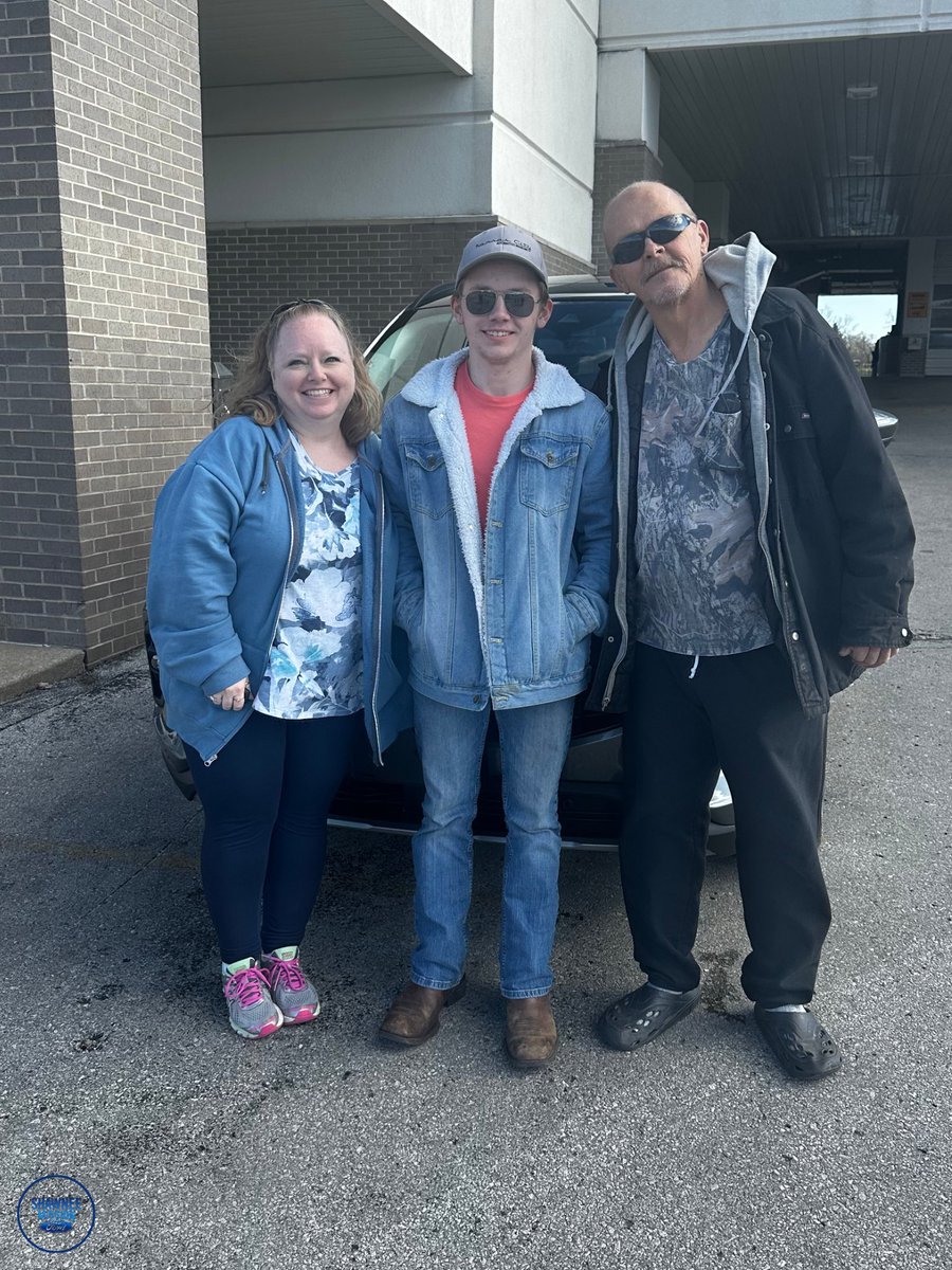 ShawneeMFord's tweet image. Mike Alzatar does it again! His customers are driving away in their brand-new rides from Shawnee Mission Ford! 🚗🎉

#NewCarDay #HappyCustomer
#ShawneeMissionFord #CarShopping
#drivehappy