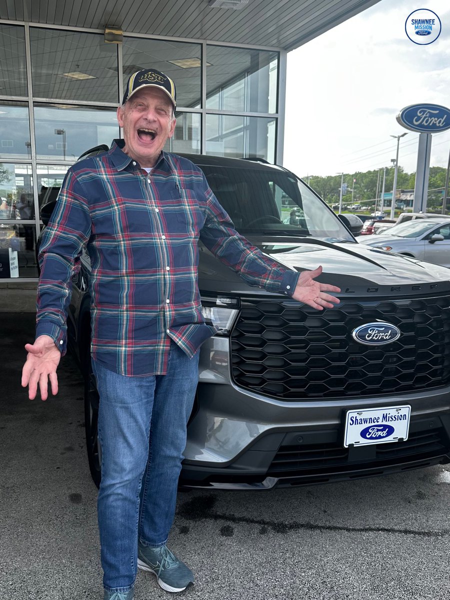 ShawneeMFord's tweet image. Mike Alzatar does it again! His customers are driving away in their brand-new rides from Shawnee Mission Ford! 🚗🎉

#NewCarDay #HappyCustomer
#ShawneeMissionFord #CarShopping
#drivehappy