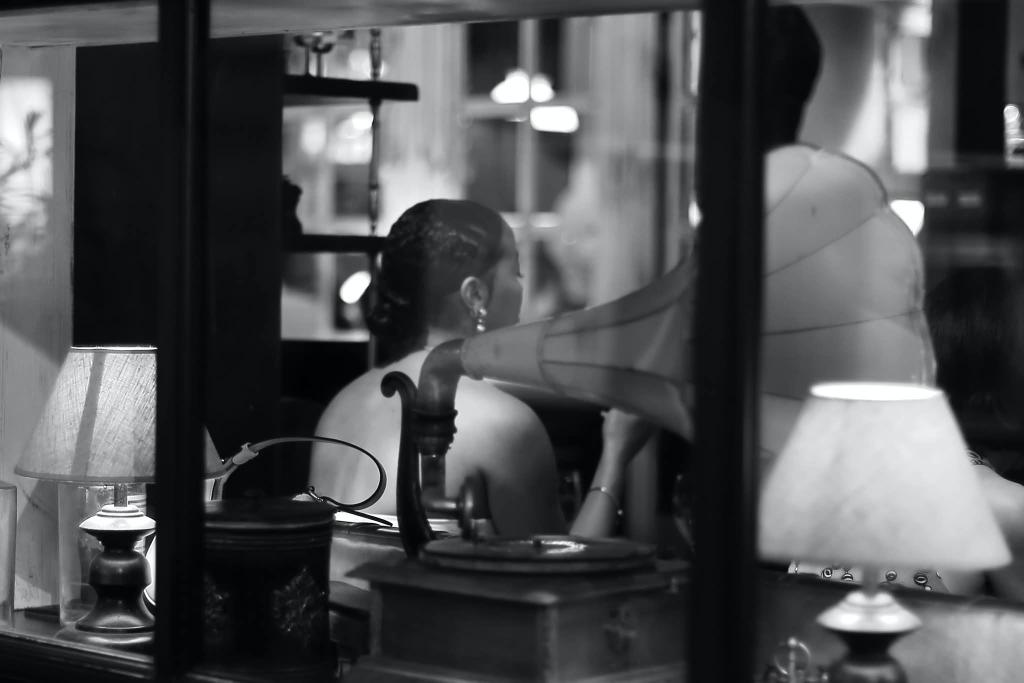 colinesss's tweet image. Between the lamps 
#Street #streetphotography #blackandwhite #Paris #pascalcolin #canon #50mm