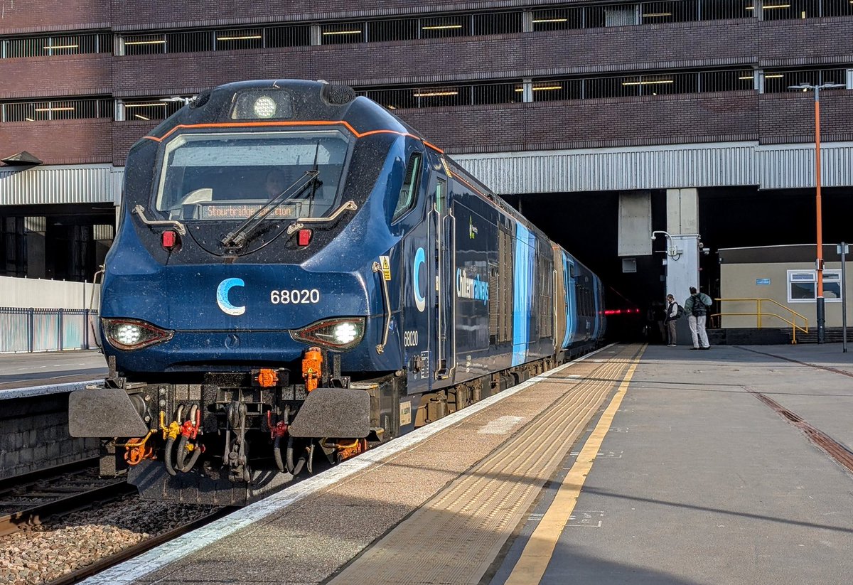 DownOnTheStour's tweet photo. With the sun setting what's better than riding behind some absolute thrash 🔥
68020 pulled into Snow Hill with none other than @trainfanmatt on board so we rode it to Stourbridge 🙌
#DOTS #trainphotography #railwayphotography #class68 #chilternexplorer #thrash https://t.co/uD99Vsx0KG