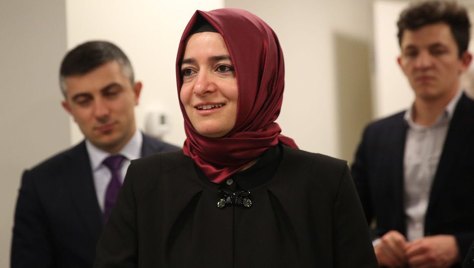 solcugazete60's tweet image. Ekrem İmamoğlu'nun mektubunun okunmasından rahatsız olan Ulaştırma Bakan Yardımcısı Ömer Fatih Sayan, 2009'da yurt dışında eğitim görmek için İBB'den 85 bin dolar burs alan AKP'li Fatma Betül Sayan Kaya'nın kardeşidir.