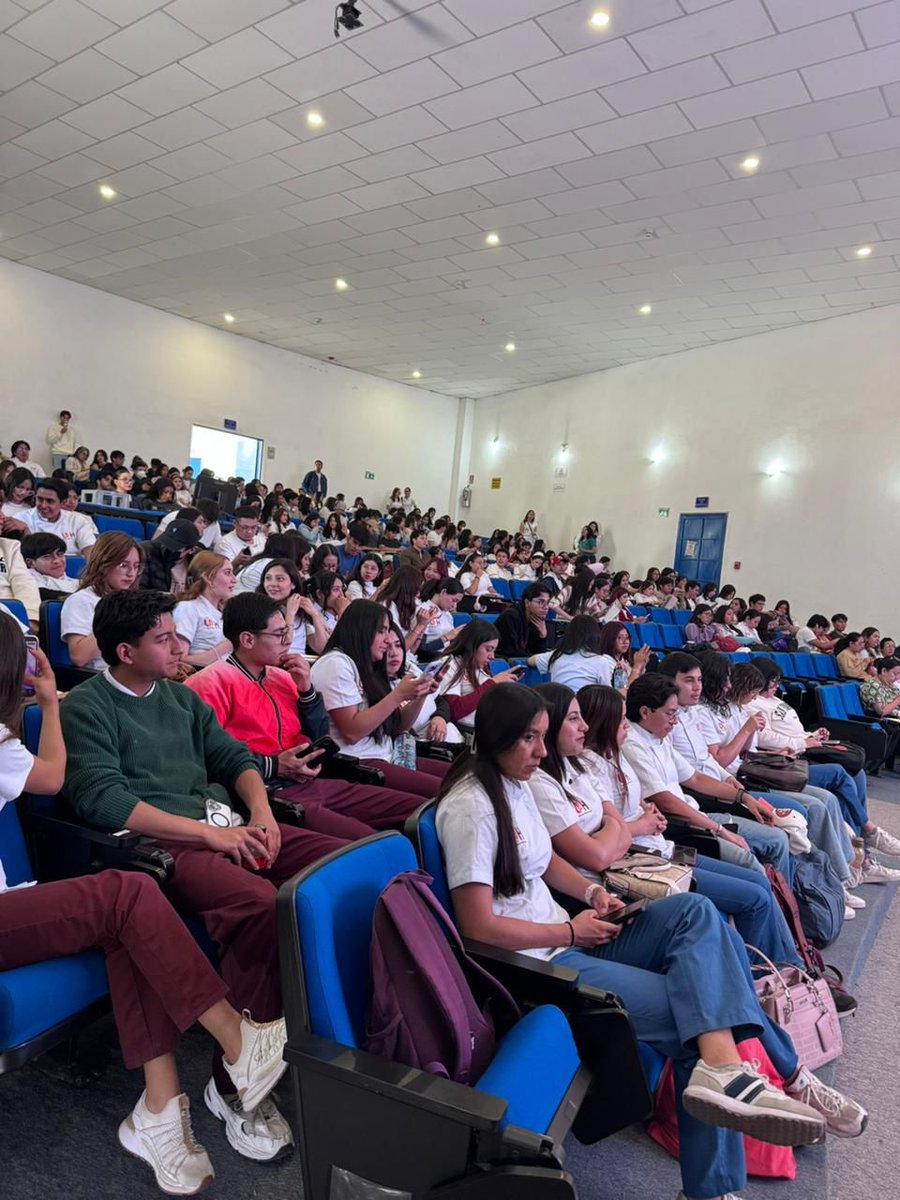 🎶✨ El cantautor de la UAEH, Alfredo Tello, compartió su música con estudiantes del Instituto de Ciencias de la Salud durante el Día Académico con Nutrición en la Feria Internacional de la Salud 2026. ¡Gracias por acompañarnos! 🙌
#CulturaUAEH #SomosCultura #UAEH