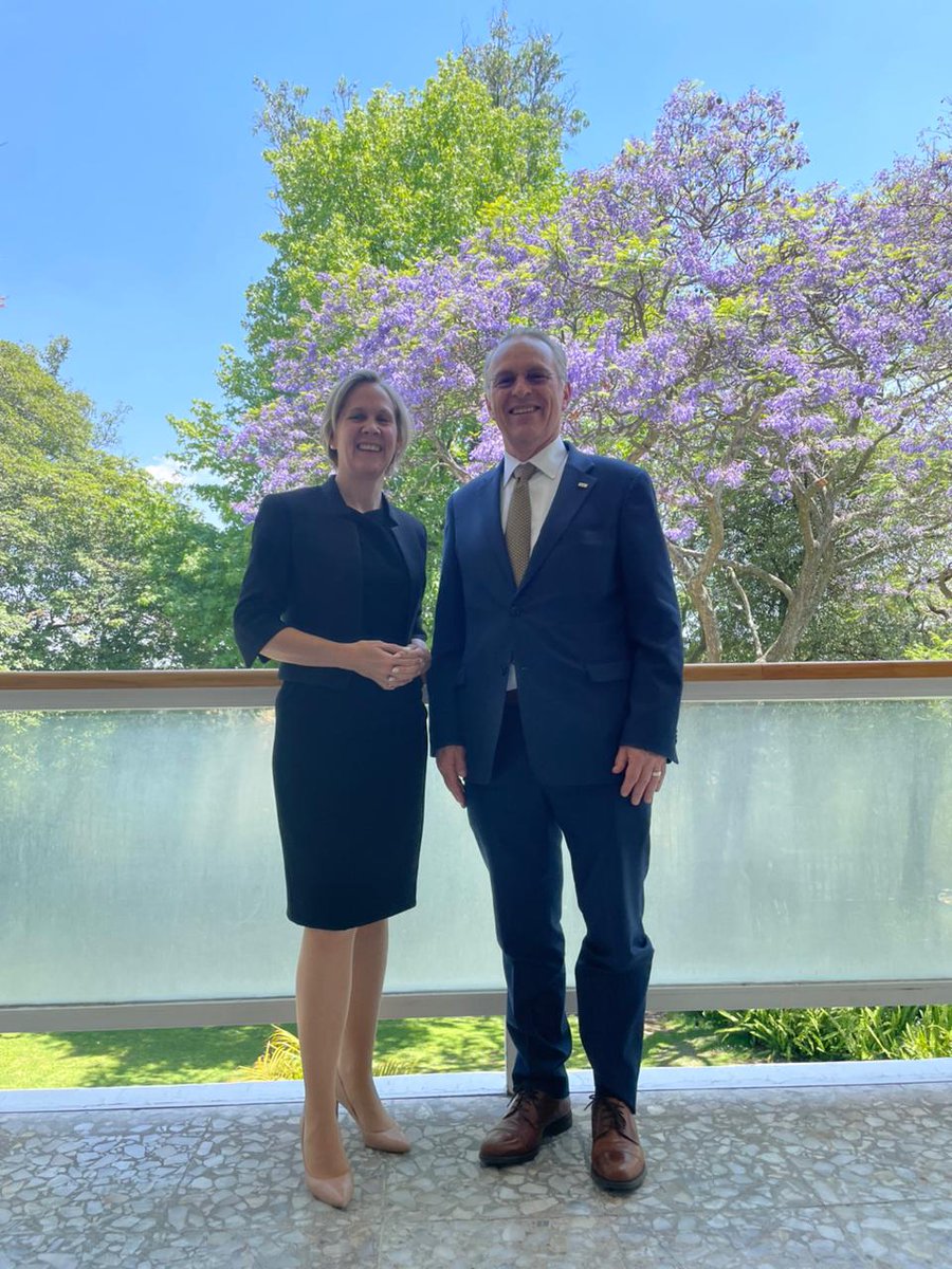 cceoficialmx's tweet photo. El Pdte. del CCE, @JoseMedinaMora, sostuvo un encuentro con la Embajadora del Reino Unido en México (@UKinMexico), @SusannahGoshko, en el que se reafirmó la relevancia de fortalecer una relación comercial y económica estratégica basada en la confianza, la certidumbre y la visión de largo plazo.

El Reino Unido representa un socio clave para diversificar mercados, impulsar la innovación y atraer capital productivo hacia sectores de alto valor agregado. La cooperación bilateral también permite compartir mejores prácticas en áreas como sostenibilidad, transición energética, servicios financieros y desarrollo tecnológico, elementos fundamentales para elevar la competitividad de México en el entorno global.

Este diálogo refleja la importancia de consolidar alianzas internacionales que generen condiciones propicias para el crecimiento económico y la creación de empleos de calidad.
#DialogarParaAvanzar