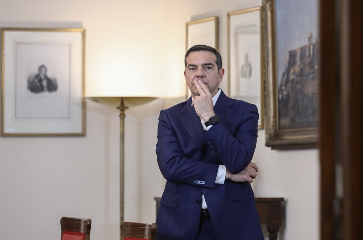 Αλέξης #Τσιπρας 
Αυτός ο  ωραίος άνθρωπος
αυτός ο γενναίος πολιτικός πάντα με συγκινεί!
Και με θυμώνει που ένας απαίδευτος λαός
που αγαπάει μόνο την πάρτη του
δεν τον σεβάστηκε και δεν έβαλε πλάτη
να είναι στο τιμόνι αυτής της...Χώρας που 
συνεχώς κατρακυλάει στη διαφθορά