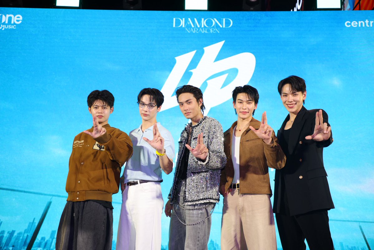 การกลับมารวมตัวกันของ #LAZ1 ในงาน
DIAMOND COMEBACK STAGE ขอบคุณพี่ ๆ #Geler_k  #PENTOR #offroadKTP #DAOU ที่คอยซัพพอร์ตไดมอนด์มาตลอดครับ💖

#DIAMONDNRK_comebackstage
#Diamondnrk_UP
#Diamondnrk_ 
#onemusic #one31