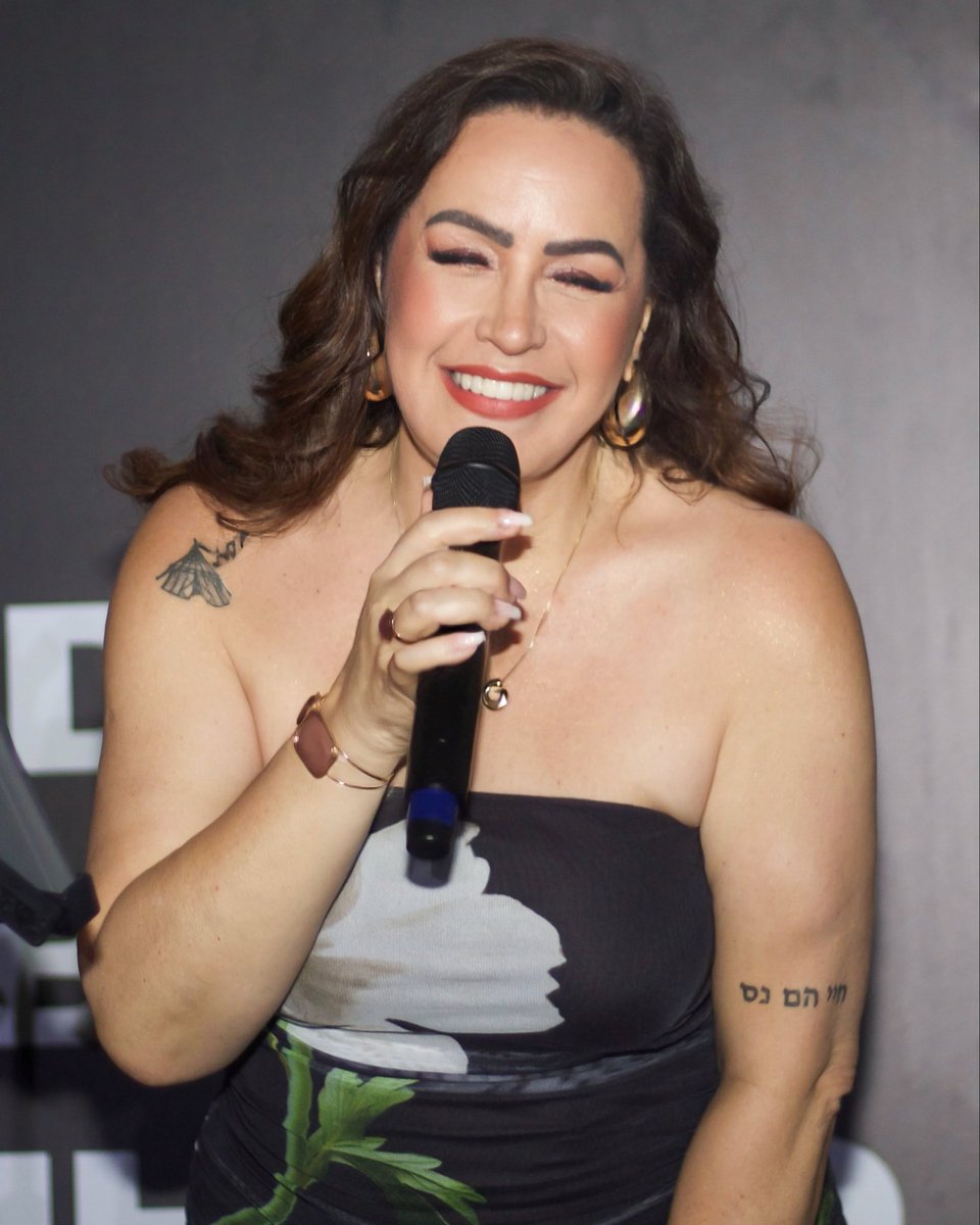 ginagarciasing's tweet photo. Minha voz carrega mais do que notas, carrega vivências, cicatrizes, superações, dedicação e tudo aquilo que me trouxe até aqui! Me sinto pronta, pra viver tudo o que a música ainda tem pra me dar e continuar o aprendizado! 🙏🏼❤️🫶🏻🎤🎶🥰🎼 https://t.co/a5OCcBHC57