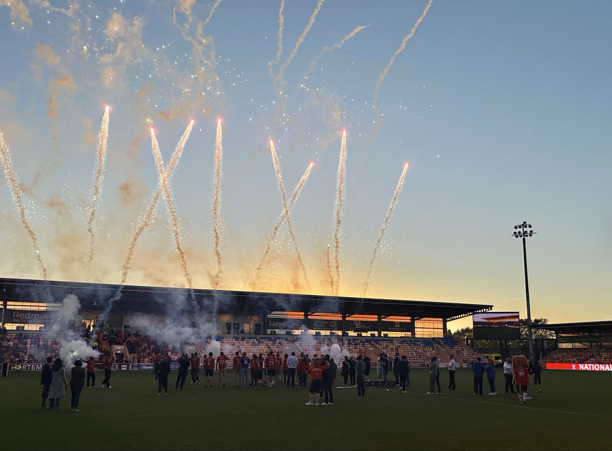 Sam9Hill's tweet photo. Champion Celebrations 🔴🔵⚪️🏆 @YorkCityFC @matt_uggla @olliepearce1 @Joshstones09 @obanks_14 @calhowe @_JoeFelix @__alexhuntt https://t.co/mLxRSXZwgU
