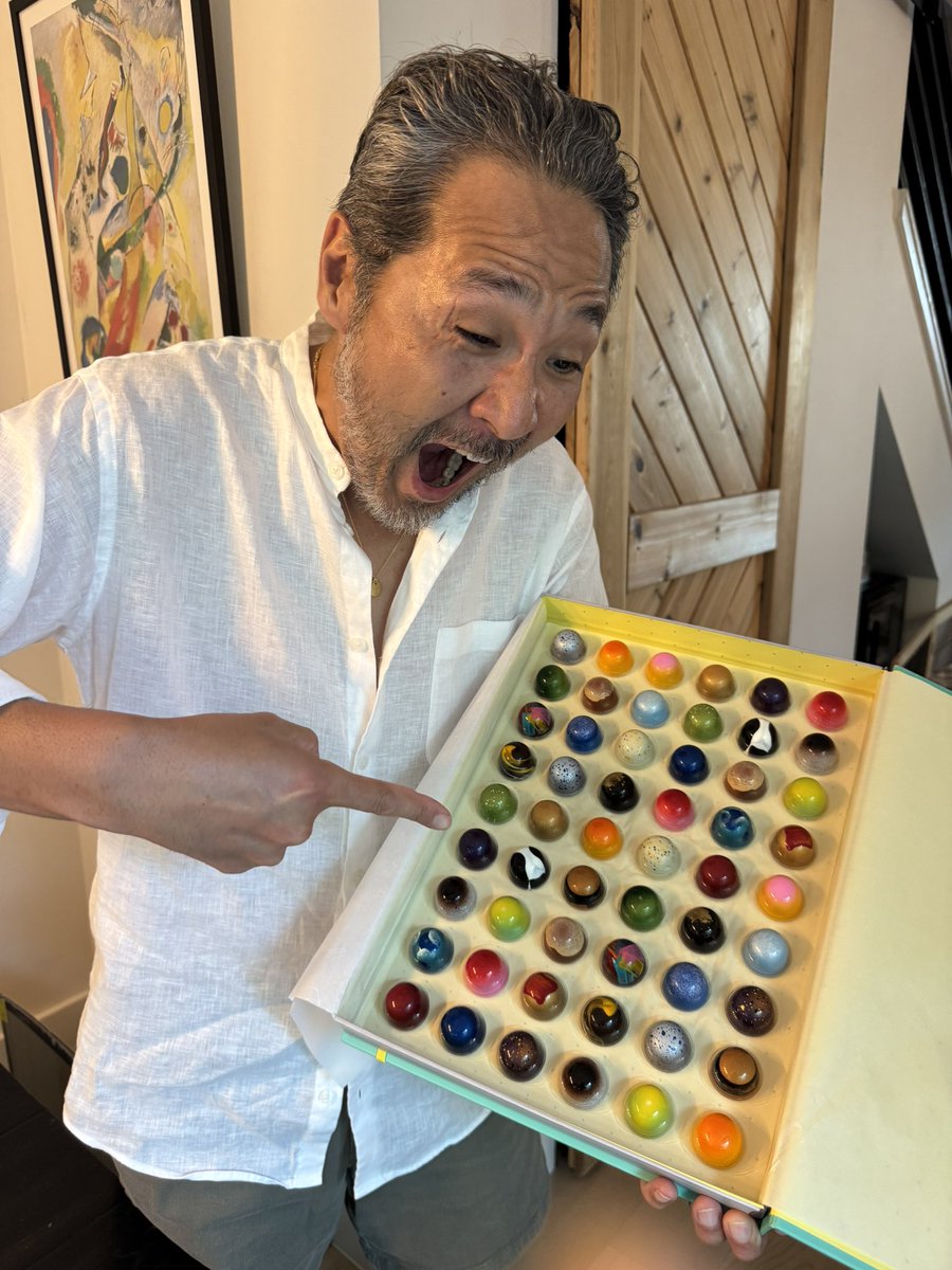 VicePresidentTW's tweet photo. おっさんとチョコとカディンスキー

#チームWADA
#お久しぶりです
#おっさんずラジオのおっさんのほう
#Panel_for_Edwin_Campbell_No1
#おっさんの誕生日プレゼントに普通のものを贈ってしまって反省しています
#全米で一番美味しいチョコです_副代表調べ https://t.co/z9j2n3A8US