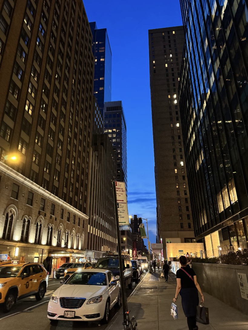 Cute72cat's tweet image. The lights of skyscrapers are the city's breath. No post-processing is needed; the color contrast at this moment is nature's perfect filter. What should I eat tonight? 🤔 #NewYorkNight #Atmosphere