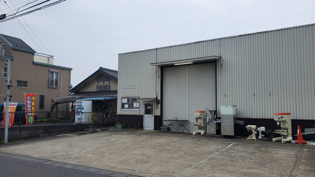 CriesRoad's tweet photo. どう見てもただの倉庫で１回通り過ぎてしまった洋菓子屋(24h無人営業)
試しにロールケーキ買ったけどマージで美味かった。生地がねっちりしっとり系！ https://t.co/WAPQLVZXce