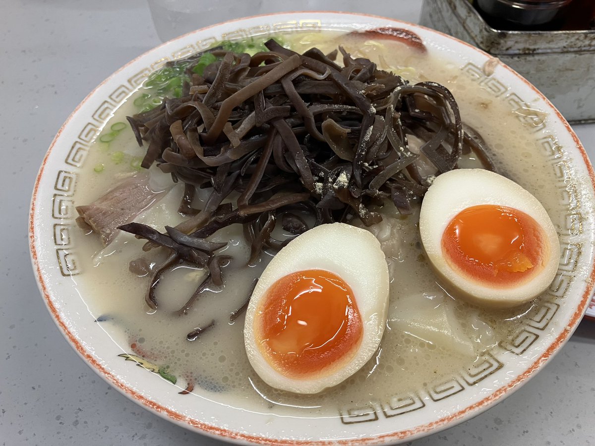 Sun69Good's tweet photo. 昨日はお祝い㊗️+釣行🎣

あたりうまく出せず、本命ボ🥺

みんなで美味しい反省会
友理さんへ🍜
チャーシューワンタンメン キクラゲ 煮卵
本年21杯目も旨しっ‼️

GW中日ですが、電車はいつもの混み具合🚃
関係各位、お仕事お疲れ様です🫡

#2138FC
#祝い事
#ラーメンカウンター
#長崎ラーメン
#GW https://t.co/3AsWd7axdQ