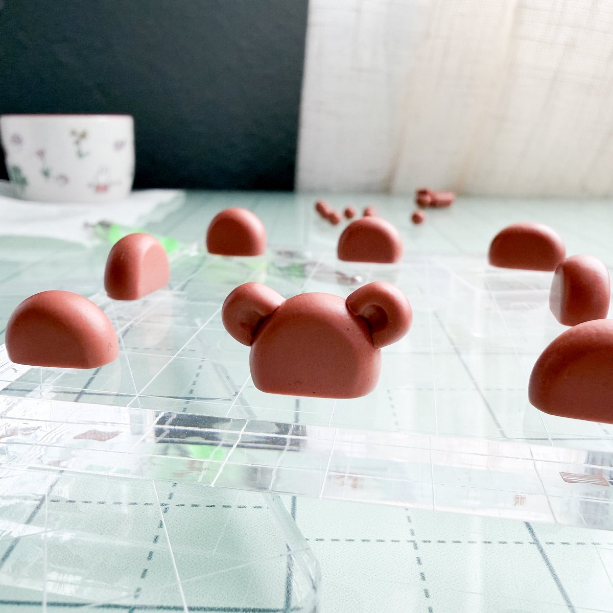 honeydew_HD's tweet photo. hi look at these terracotta bear planters! i made them :) https://t.co/yRwSCIsznl
