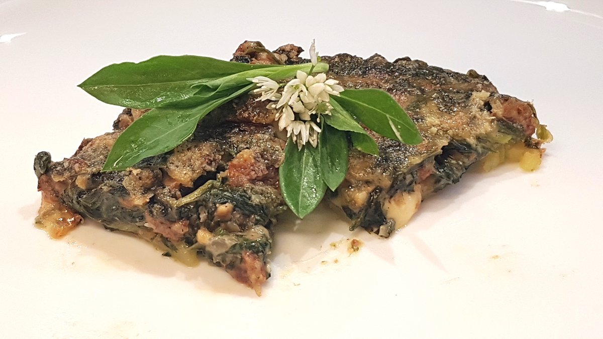 SLustig6's tweet image. Pasticcio di strigoli e patate con salsiccia piccante
(Ital. Kartoffelauflauf mit Taubenkropf-Leimkraut und scharfer Salsiccia)

Olivenöl, Kartoffeln, Schalotte, Knoblauch, Taubenkropf-Leimkraut, Salsiccia, wenig Mehl, Milch, Petersilie; Parmesan

➡️

#kochen #cooking #cucinare